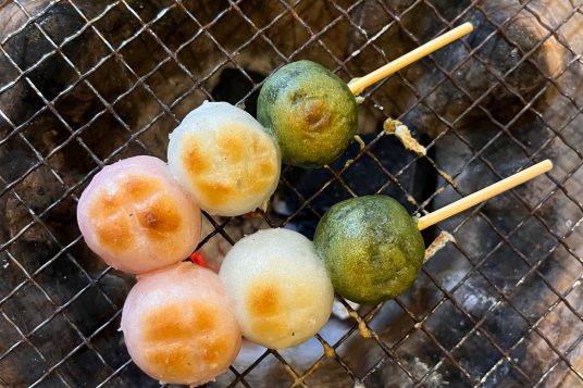 七輪で三色団子焼きを楽しむイメージ