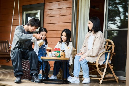 春のデッキでコーヒーを楽しむイメージ