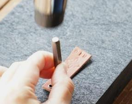 レザータグに刻印してキーホルダーづくり