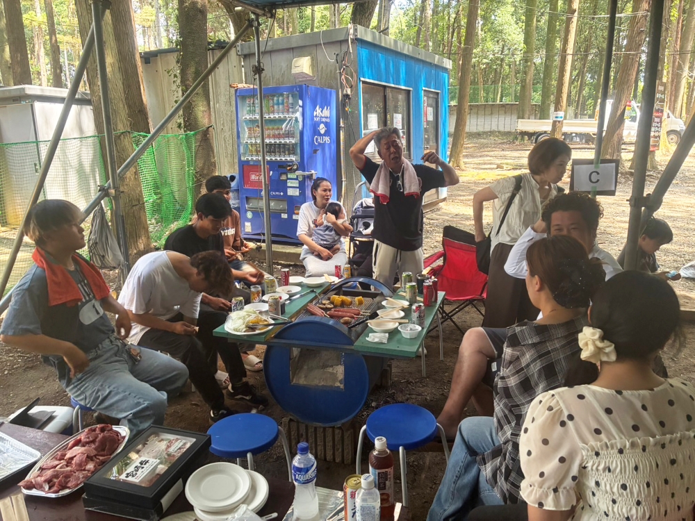 BBQを楽しむ参加者